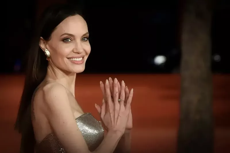 Angelina Jolie는 원작 영화에서 Tom Cruise의 역할을 훔쳤음에도 불구하고 $293M 액션 스릴러 속편에 대한 복귀를 거부했습니다.