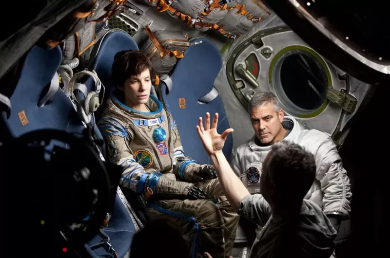 „A kanapéjukon aludtam, amikor összetörtem”: George Clooney 14 millió dollárt fizetett a barátainak készpénzben a „Gravity” bevételeiből, miután Robert Downey Jr. megtagadta a szerepet az extrém CGI miatt