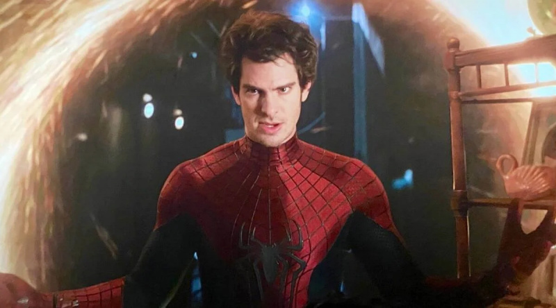Andrew Garfield a trebuit să mănânce un cheeseburger cu Emma Stone pentru a înlocui Spider-Man al lui Tobey Maguire