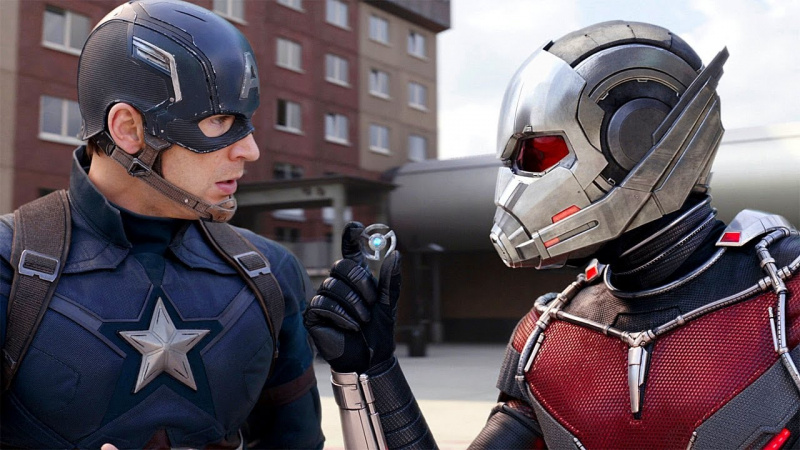   Paul Rudd Ant-Manina yhdessä Kapteeni Amerikan kanssa elokuvassa Captain Americe: Civil War (2016).