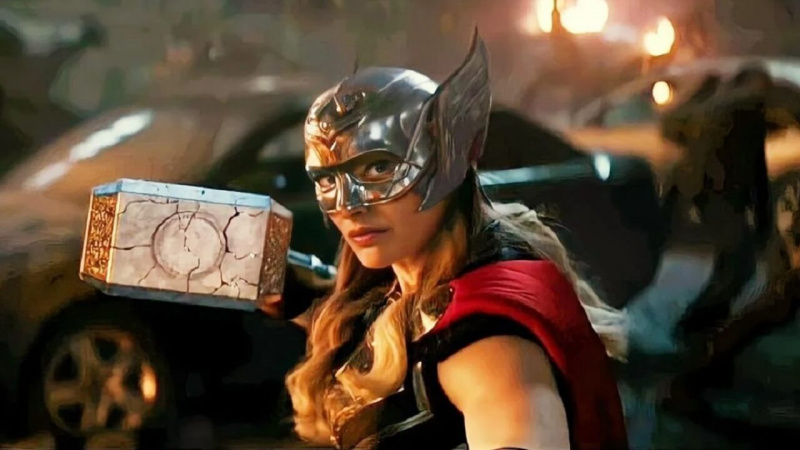   Natalie Portman som Mighty Thor