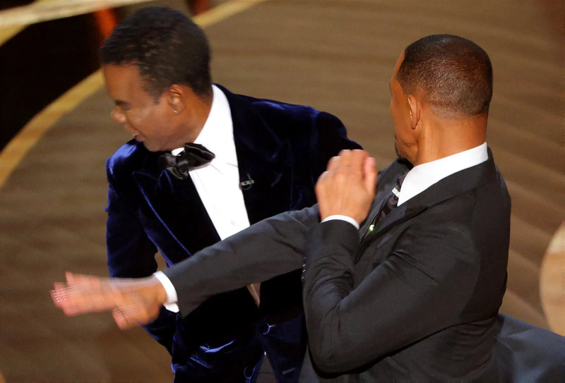   Chris Rock viene schiaffeggiato da Will Smith durante la 95a edizione degli Academy Awards