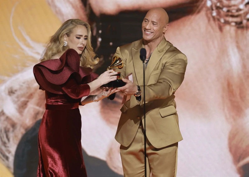   Adele finalmente conseguiu conhecer The Rock no Grammy.