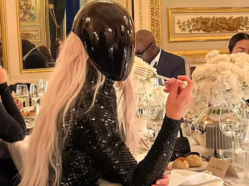 Ким Кардашиян удря отново: нейната емблематична черна маска в Balenciaga After Party, тролирана от феновете като най-безполезната и най-скъпа козирка за каска в света