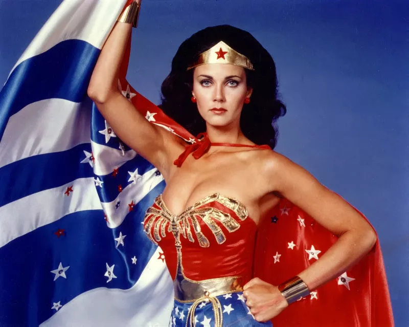   Lynda Carter als Wonder Woman in Wonder Woman (1975–1979).
