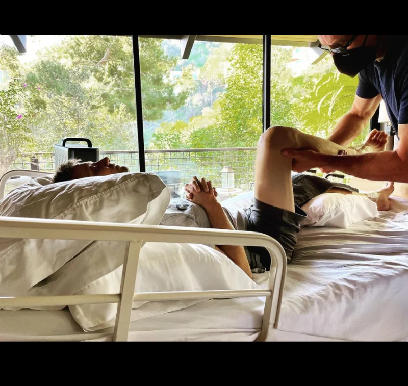   Jeremy Renner recebendo tratamento físico na perna