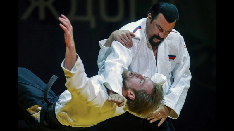   Steven Seagal donne une démonstration d'aïkido sur le festival d'aïkido Tornado à Moscou