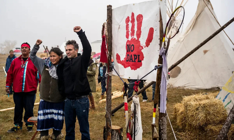   Марк Руффало на протестах против трубопровода в Северной Дакоте