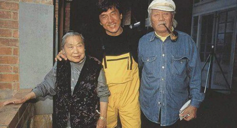 Jackie Chan wäre fast schon vor seiner Geburt für 250 Dollar an einen britischen Arzt verkauft worden: „Wir waren so arm“
