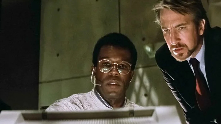   Zor Ölüm (1988) filminde Clarence Gilyard Jr ve Alan Rickman.