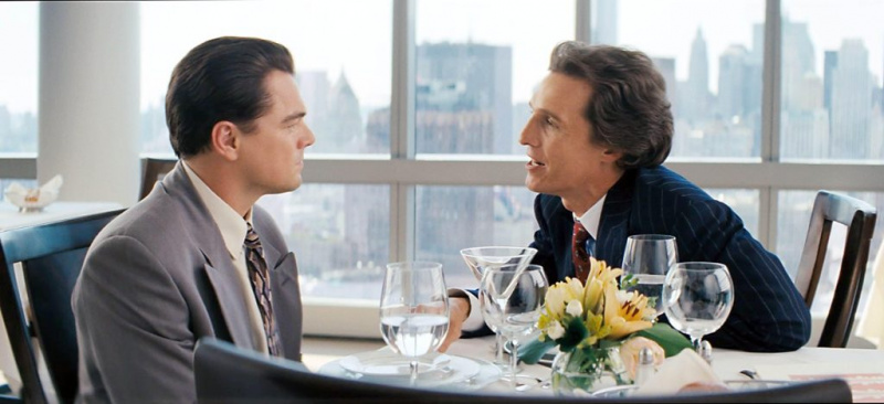   Leonardo DiCaprio y Matthew McConaughey en El lobo de Wall Street.