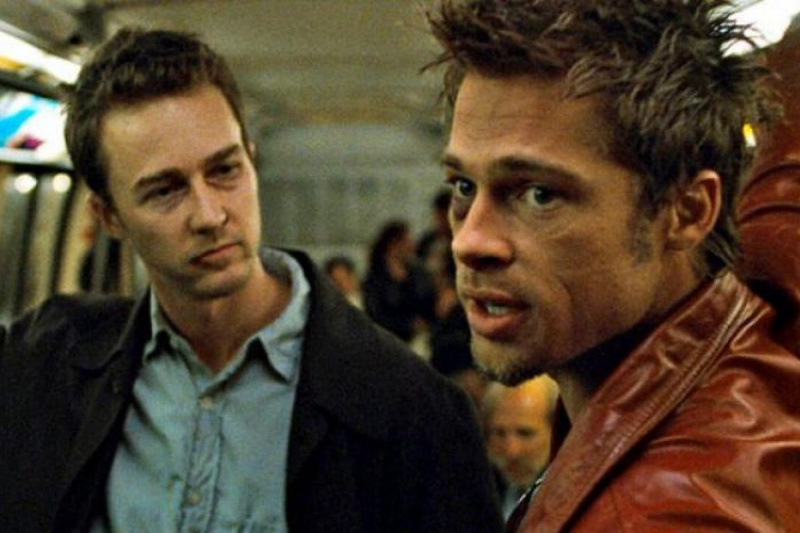 „Wir sind die A-Löcher im Hintergrund“: Brad Pitt verrät, dass er mit Edward Norton high war, um einen 101-Millionen-Dollar-Kultklassiker zu sehen, der an den Kinokassen scheiterte