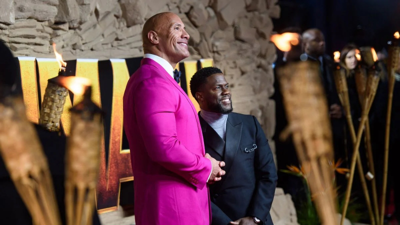   Dwayne Johnson und der Komiker Kevin Hart kommen zu ihrer Jumanji-Premiere