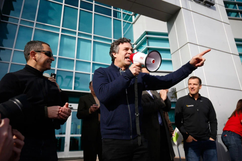   Mark Ruffalo erklærer en total krig mot Elon Musk.