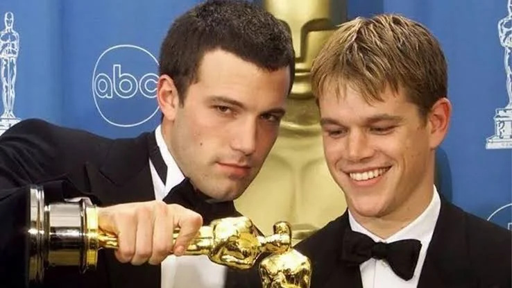   Matt Damon und Ben Affleck mit ihren Oscars für Good Will Hunting
