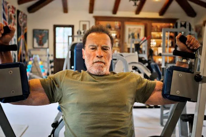   Arnold Schwarzenegger în timp ce antrenamentul