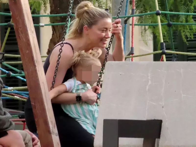   Amber Heard sammen med datteren ble sett i Spania