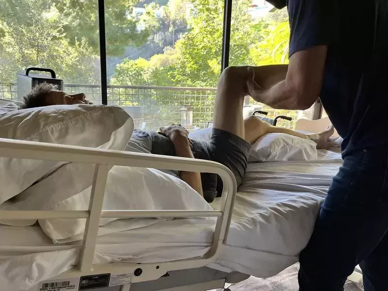   Jeremy Renner får fysisk behandling på benet