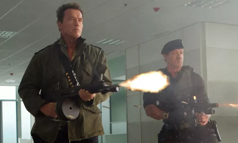   Arnold Schwarzenegger junto com Sylvester Stallone em Os Mercenários 2.