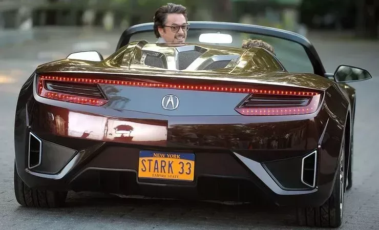   Robert Downey Jr. en su Acura