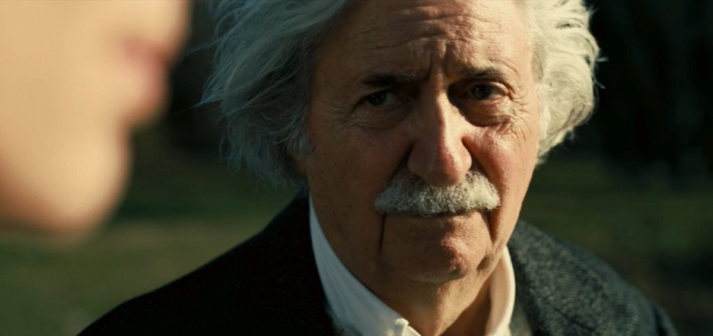 Tom Conti sier at rollen hans som Einstein «minsket livet sterkt» mens han filmet for Cillian Murphys Oppenheimer