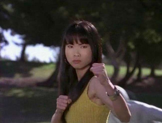 11. Thuy Trang vaidino Geltonąjį reindžerį, dar žinomą kaip Trini Kwan. Ji buvo pirmoji tariamo „Power Rangers“ prakeiksmo auka, o jos karjera nutrūko sulaukusi 27 metų, kai ji tapo pirmąja auka. Ji ir jos draugai važiavo po Kaliforniją, kai 2001 metais jų automobilis kalnuotame kelyje nesuvaldė ir nukrito nuo uolos.