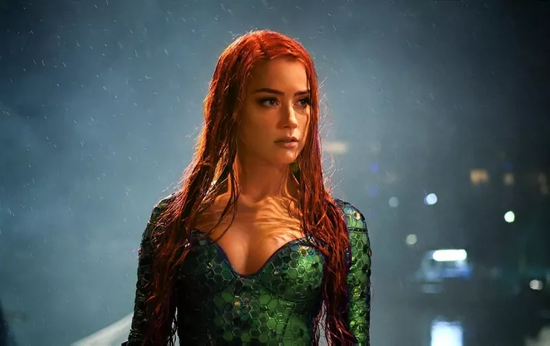  Aquaman'de (2018) Mera rolünde Amber Heard.