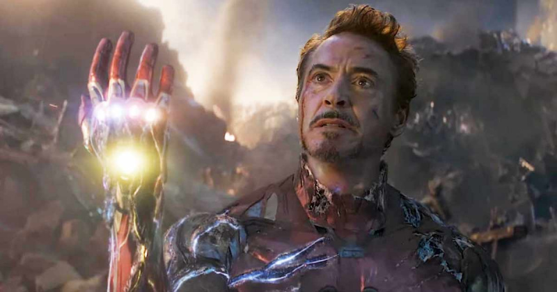   Robert Downey Jr. como Homem de Ferro em uma foto de Vingadores: Ultimato