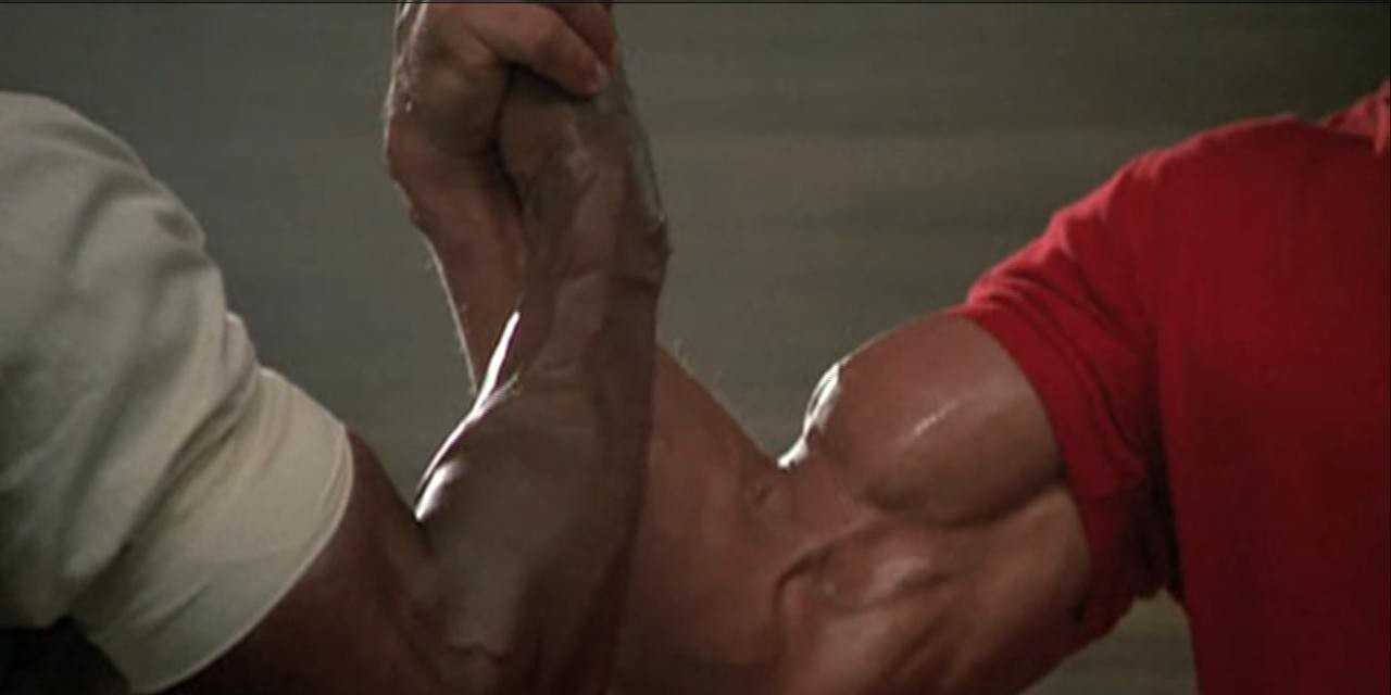La pérdida de la mano de Carl Weathers por un caimán en la pantalla tiene un vínculo oculto con el depredador de Arnold Schwarzenegger