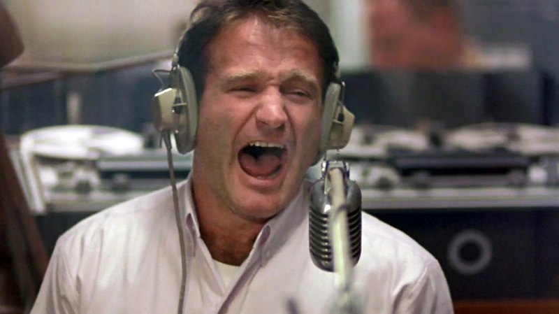   Robin Williams jako Adrian Cronauer w kadrze z filmu Good Morning, Vietnam