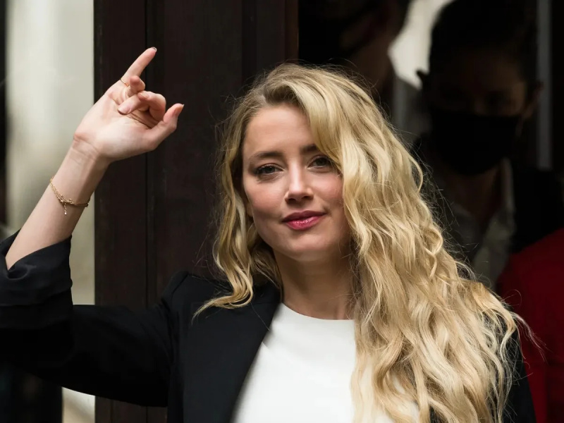 La actriz rica en 90 millones de dólares y partidaria vocal de Amber Heard, Julia Fox, califica la victoria de Johnny Depp en el juicio por difamación como 'una de las tragedias más grandes de nuestra vida'