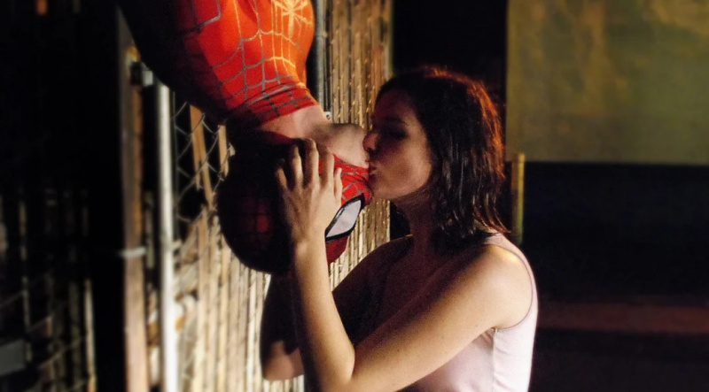   Tobey Maguire in Kirsten Dunst v ikoničnem prizoru Spider-Mana