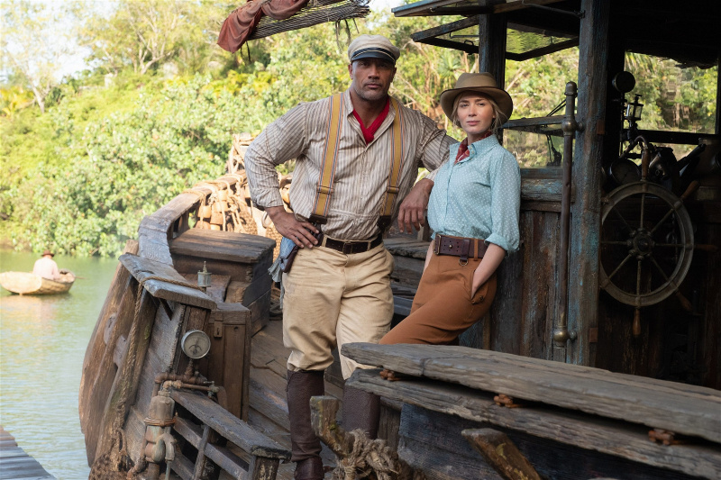   Емили Блънт и Дуание Джонсън в „Круиз по джунглата“.