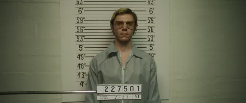 MCU zvaigzne Evans Pīterss beidzot gūst savu lielo pārtraukumu, jo Netflix seriāls “Monster: The Jeffrey Dahmer Story” ir saņēmis 196,2 miljonus skatījumu, May Dethrone Stranger Things S4
