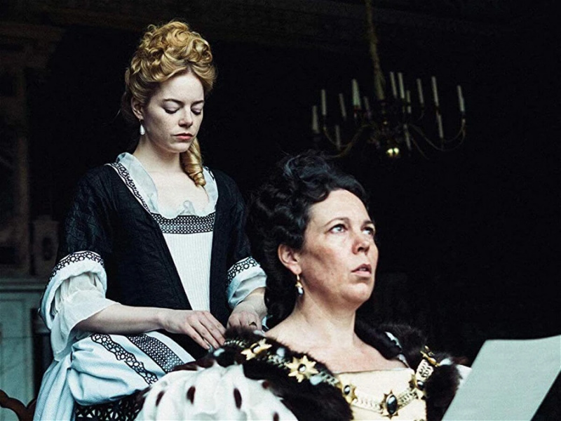  Эмма Стоун (Эбигейл) и Оливия Колман (Королева Анна) на кадре из фильма Фаворитка (2018)