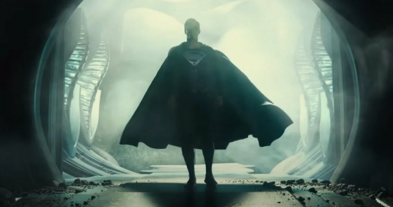   Henry Cavill no icônico traje preto do Super-Homem