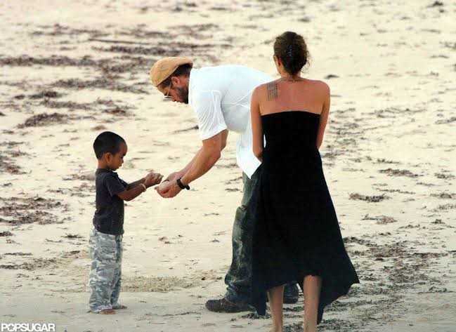 Angelina Jolien väitetään vihjaavan valokuvaajalle, että hän vuotaa valokuvansa Brad Pittin kanssa näyttelijän ollessa vielä naimisissa Jennifer Anistonin kanssa