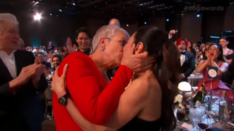   Jamie Lee Curtis ir Michelle Yeoh bučiuojasi SAG apdovanojimuose