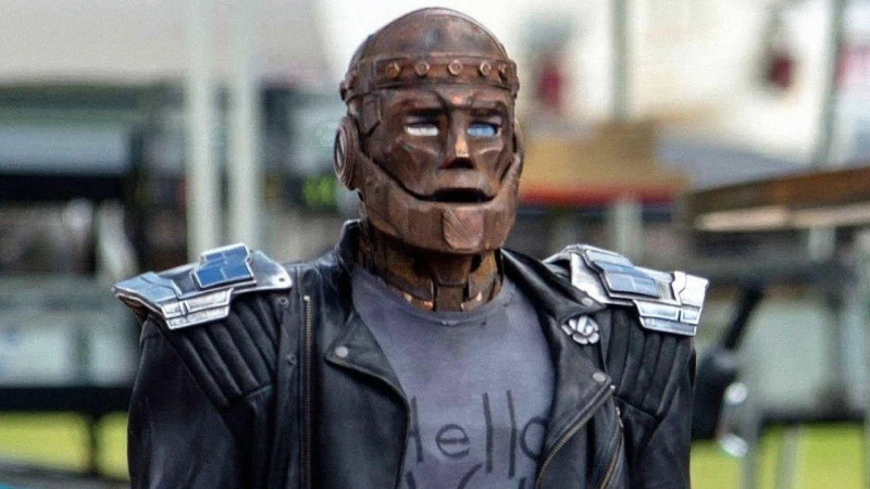   Brendan Fraser como homem robô