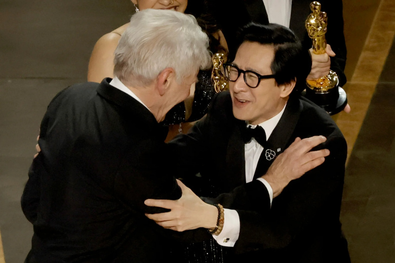   Harrison Ford e Ke Huy Quan no Oscar