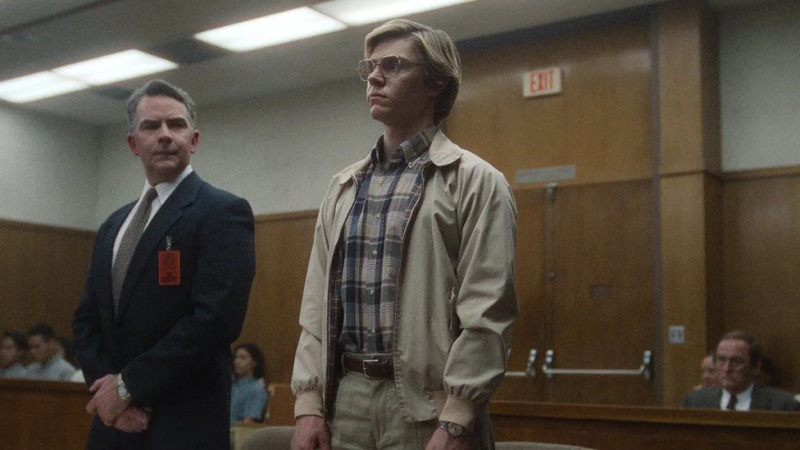 'Začal zabíjať ľudí?': Ryan Murphy odhaľuje, že Evan Peters mal úplnú postavu pri natáčaní seriálu Jeffrey Dahmer od Netflixu, ktorý rozdeľuje internet veselými ohlasmi