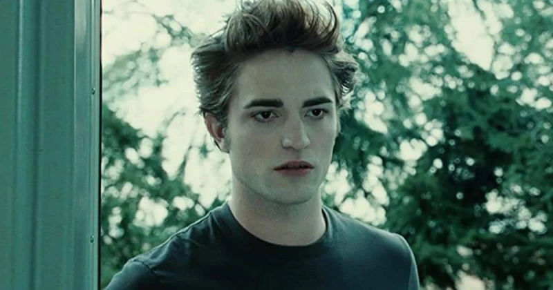 Robert Pattinson กำลังเจรจาเพื่อหวนคืนสู่รากเหง้าแวมไพร์ในฐานะ Dracula พร้อมผู้กำกับ Marvel ท่ามกลางเงิน 3.35 พันล้านเหรียญ Twilight Saga ฉบับรีบูต ข่าว