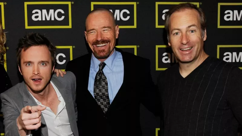   Боб Оденкирк (справа) вместе с коллегами по фильму Брайаном Крэнстоном (в центре) и Аароном Полом (слева).