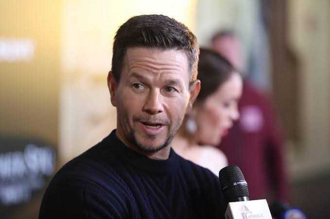 A petrecut 28 de ani îndreptând greșeala: starul Transformers Mark Wahlberg încă regretă atacul presupus motivat rasial asupra unui bărbat vietnamez