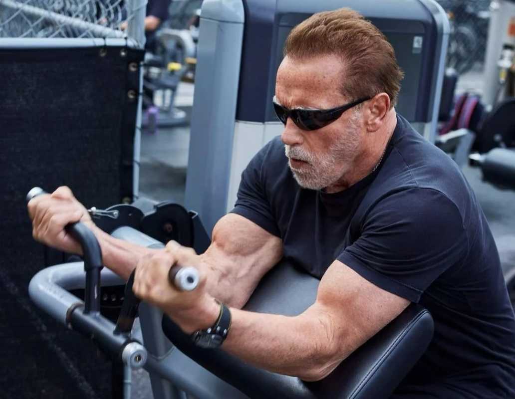 하지만 76세의 이두박근처럼 보이지는 않습니다. Ronnie Coleman은 Arnold Schwarzenegger가 바이러스성 비디오에서 자신의 체격을 본 후 바람을 피우고 있다고 말합니다.