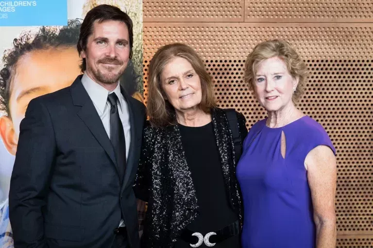   Christian Bale con su madrastra Gloria Steinem (en el medio)