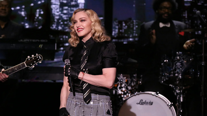 Biopicul Madonna, cu starul Ozark, Julia Garner, a fost anulat de Universal Studios, fanii susțin că a avut deja unul în filmul lui Daniel Radcliffe cu Weird Al.