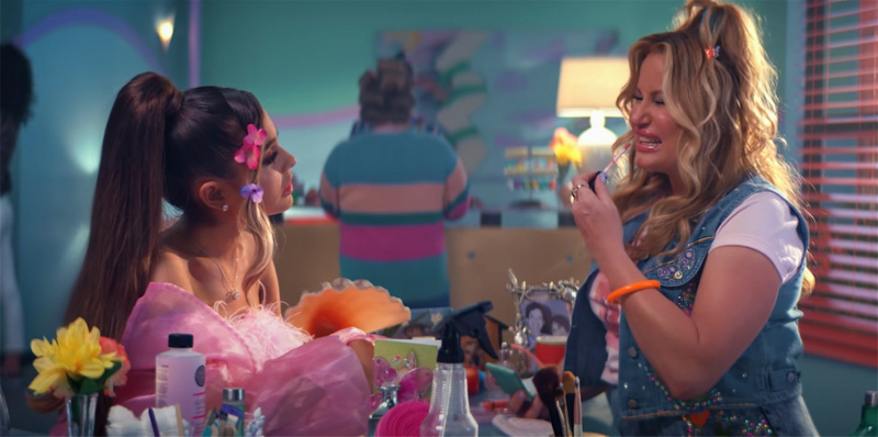   Ariana Grande ir Jennifer Coolidge kadre iš muzikinio vaizdo klipo Ačiū, toliau