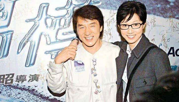 'Homofobik ebeveynler yüzünden bir ay boyunca evsiz kaldık': Jackie Chan'in Yabancılaşmış Kızı Annesiyle Yeniden Birleşmek İstemiyor Elaine Ng