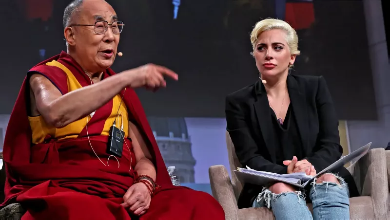   Dalai Lama y Lady Gaga